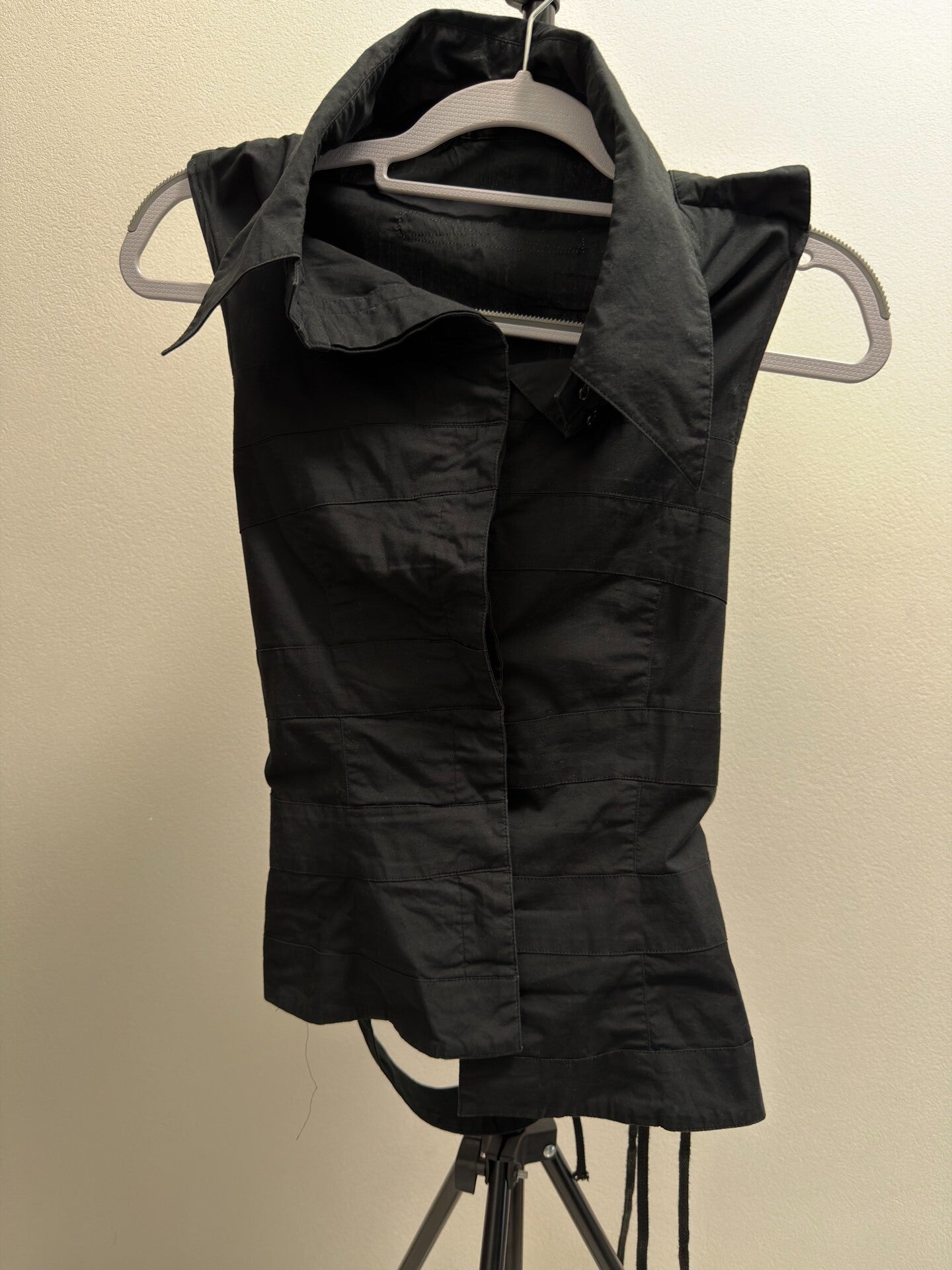 Alice auaa Sleeveless Bondage Strap Shirt