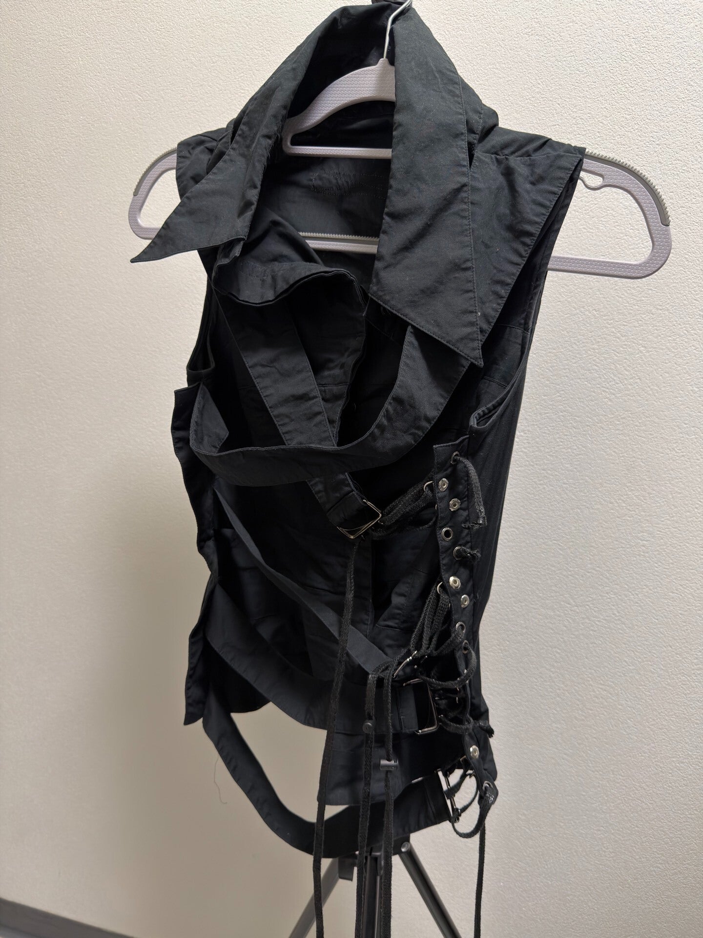 Alice auaa Sleeveless Bondage Strap Shirt