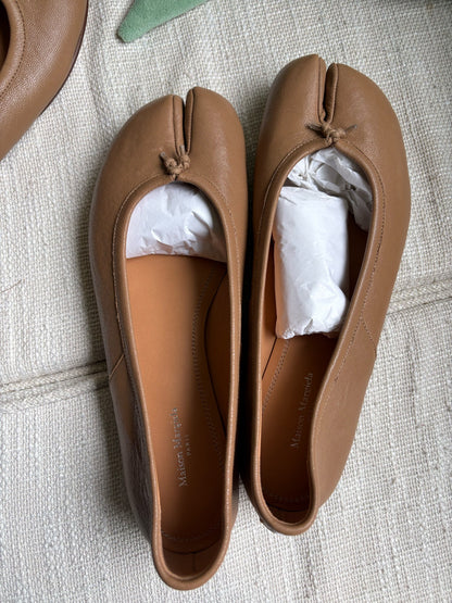 Maison Margiela Tabi Split-Toe Leather Ballet Flats  size 38/US7.5 - Beige