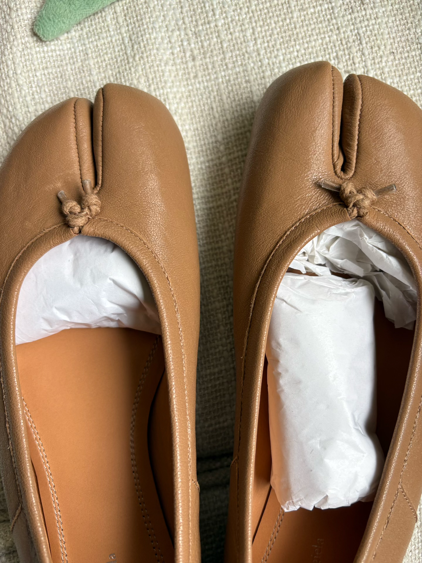Maison Margiela Tabi Split-Toe Leather Ballet Flats  size 38/US7.5 - Beige