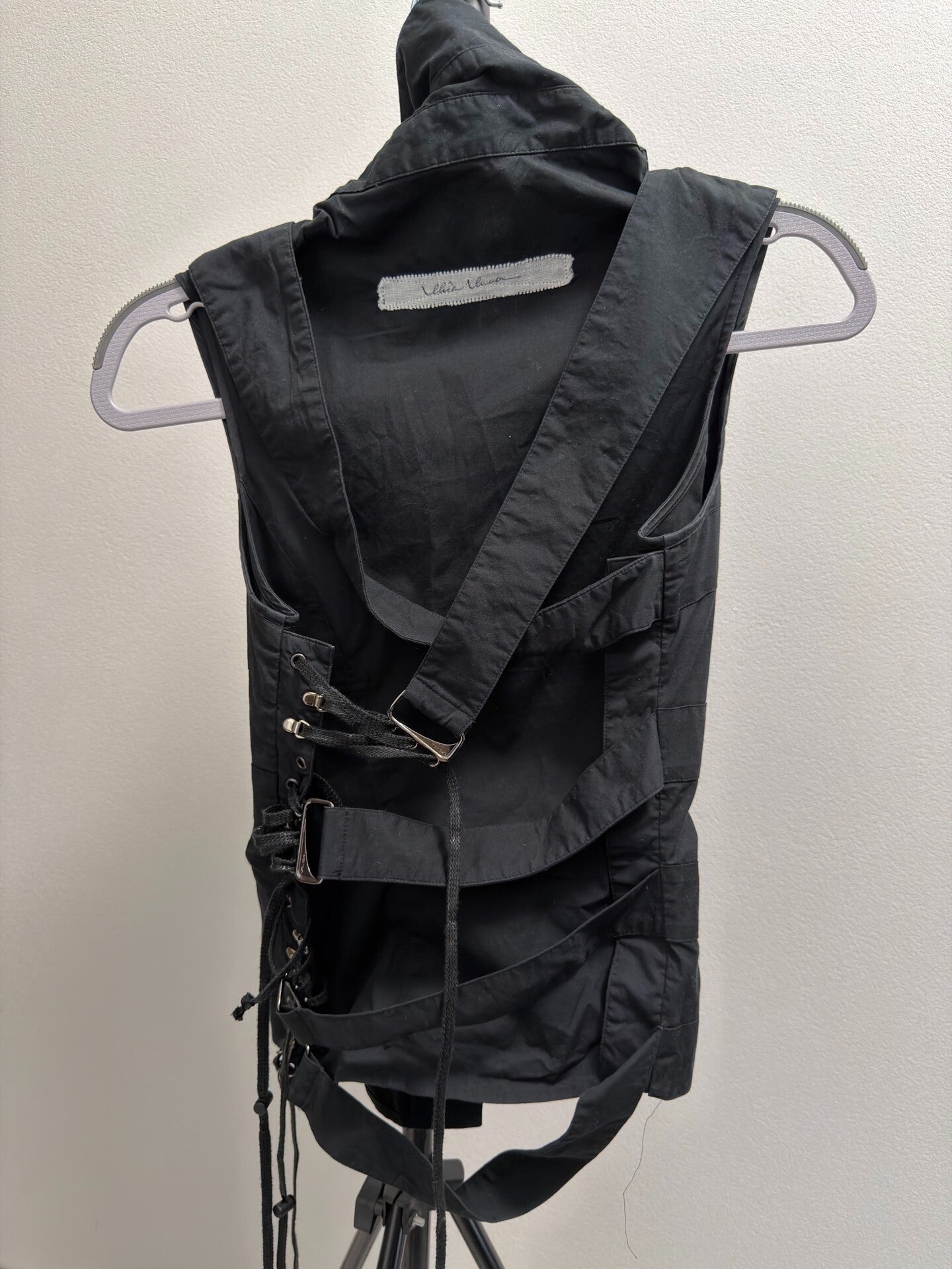 Alice auaa Sleeveless Bondage Strap Shirt